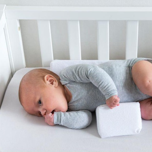 Baby säkerhetskudde mot rullning, vit med mjuka kanter för spädbarnssömn
