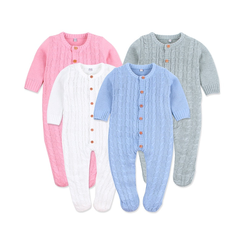 Baby stickad romper i grått, perfekt för komfort och stil under höst och vinter.