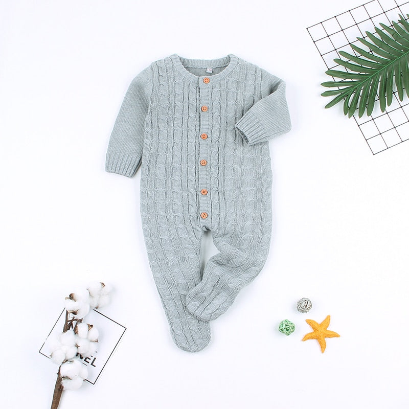 Babykläder: stickad overall i beige, en tidlös babygåva som passar både höst och vinter.