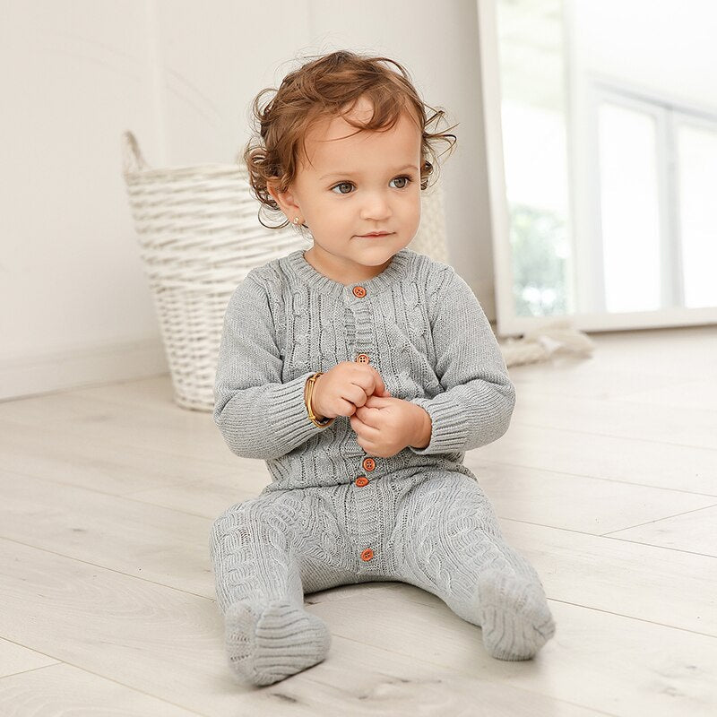 Glad baby i en snygg stickad romper, fångar bekvämlighet och baby mode för småbarn.