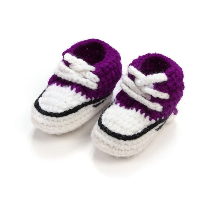 Blå baby snörskor, stickade och mjuka, perfekta som babyskor för pojkar, bekväm passform