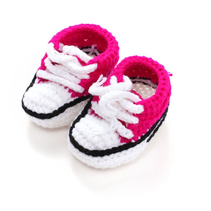 Baby stickade snörskor i beige, med flexibel stickning och mjuk insida, perfekt som presentidé