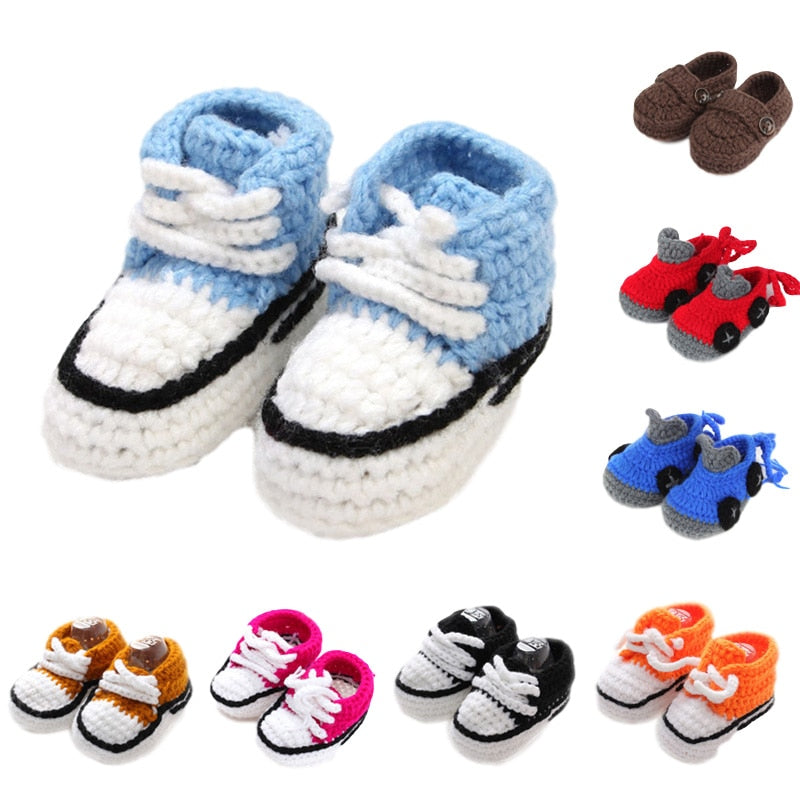 Närbild på sulan av en baby stickad snörsko, som visar den mjuka halkfria texturen för spädbarn