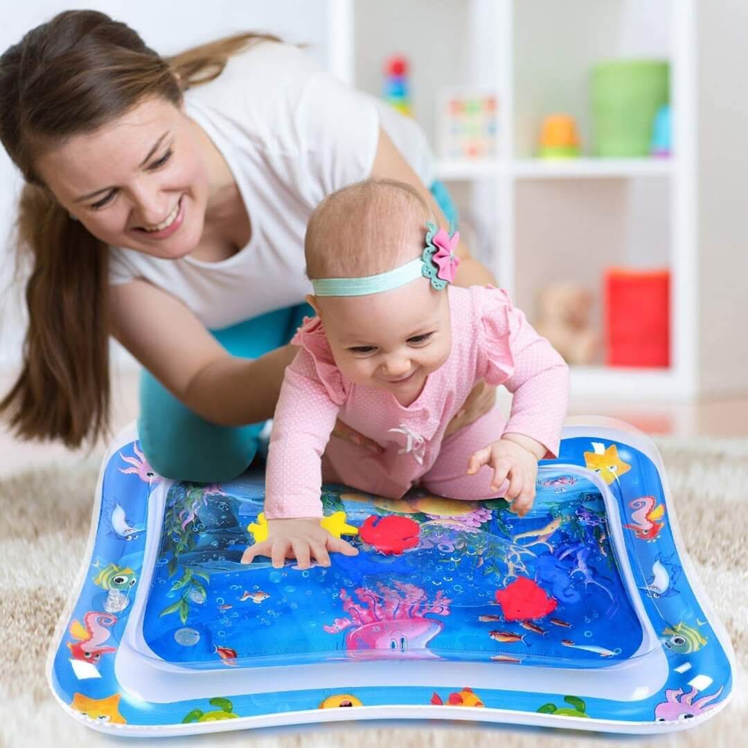 Spädbarns vattenlekmatta i mjuk PVC med stimulerande havsteman för lek och utveckling.