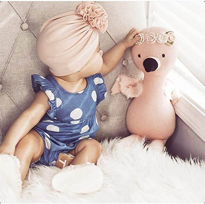 Nyföddmodell: Baby med söt turbanmössa och volang, bekväm babymössa för spädbarn.