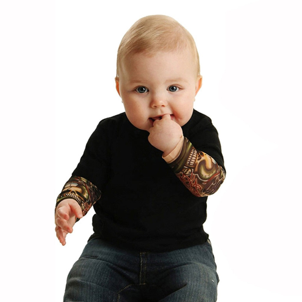 Babyonesie med rockigt tatueringstryck, perfekt för små blivande rockstjärnor.