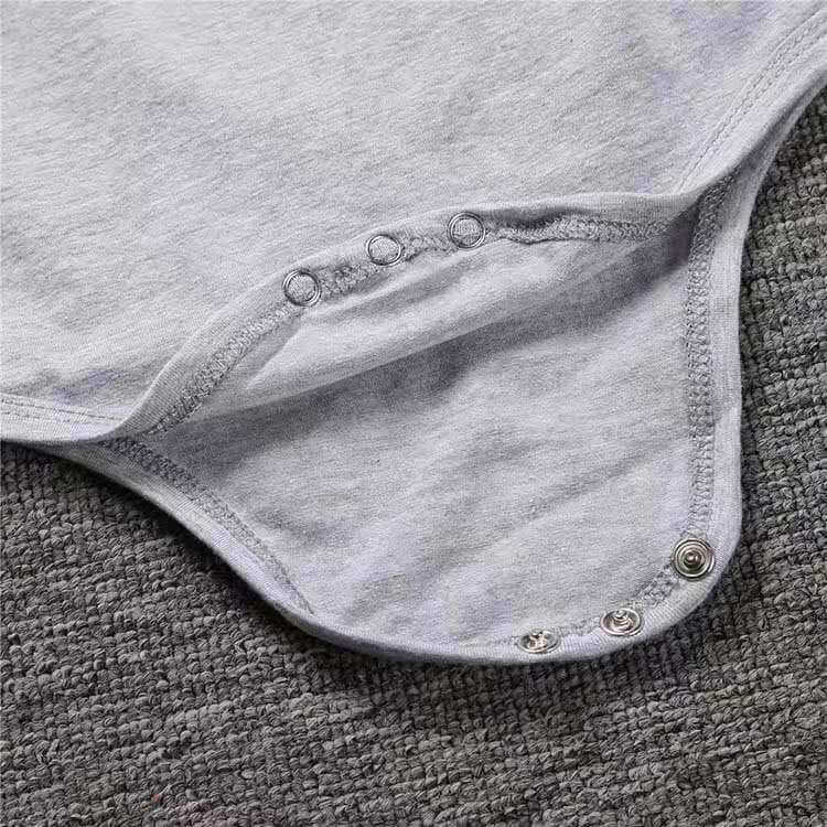 Presenttips: babyonesie med tatueringstryck för det coola barnet, garanterat uppskattat.