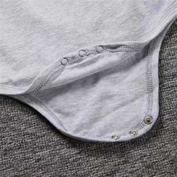 Presenttips: babyonesie med tatueringstryck för det coola barnet, garanterat uppskattat.