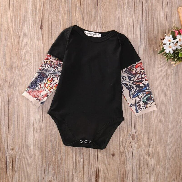 Unisex baby body i mjuk bomull med häftigt tatueringstryck, stilren och rolig design.