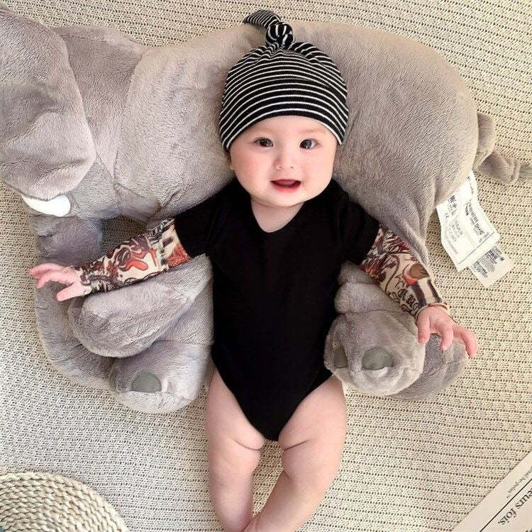 Närbild på baby body med detaljerat tatueringstryck, visar ärmarnas coola design.