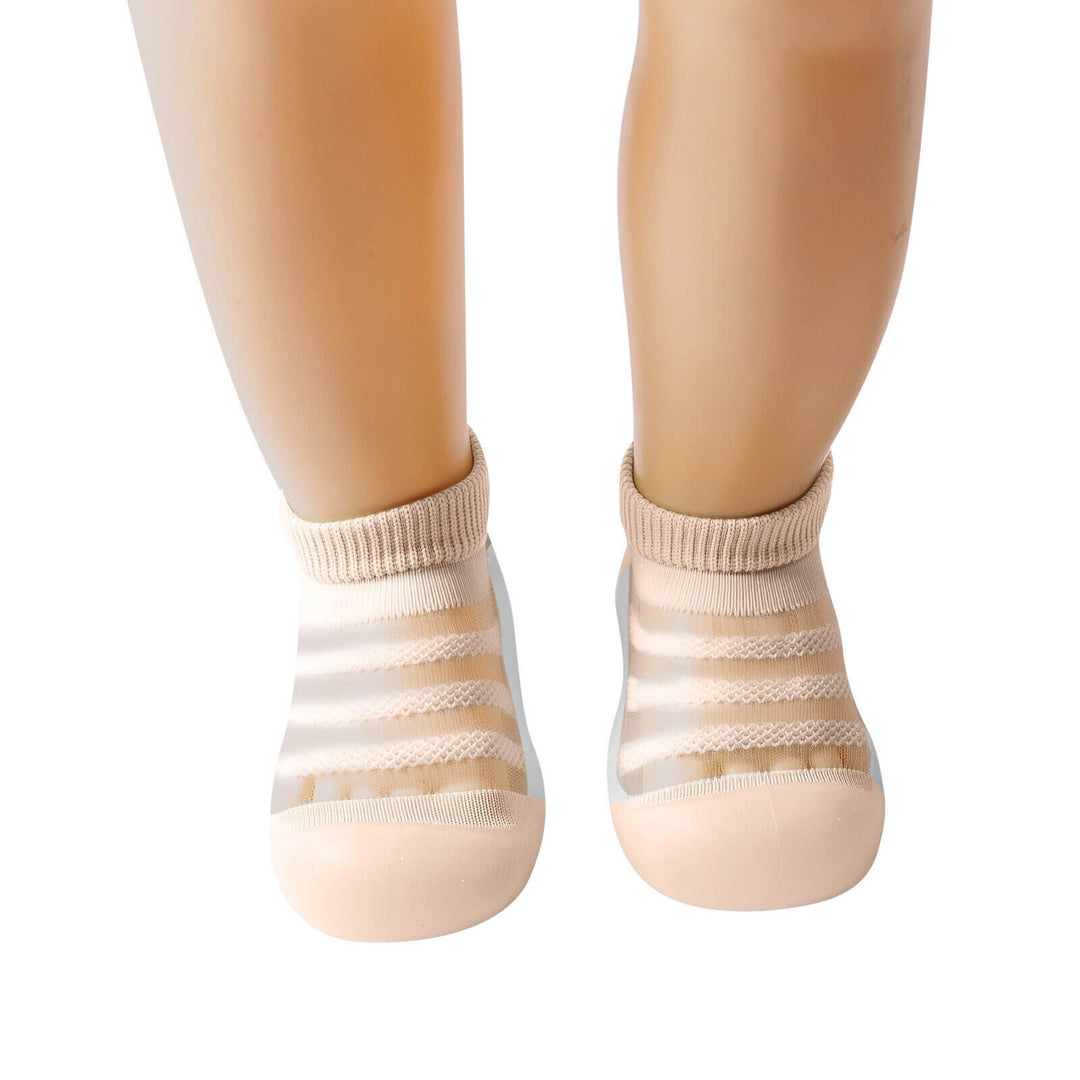 Babyskor i mesh, ergonomiskt utformade för att främja naturlig fotutveckling
