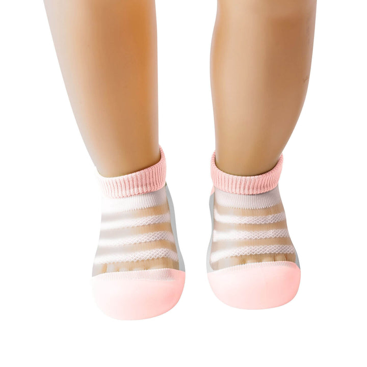 Textur av mesh på en babysko, visar dess andningsbara kvalitet för varma dagar