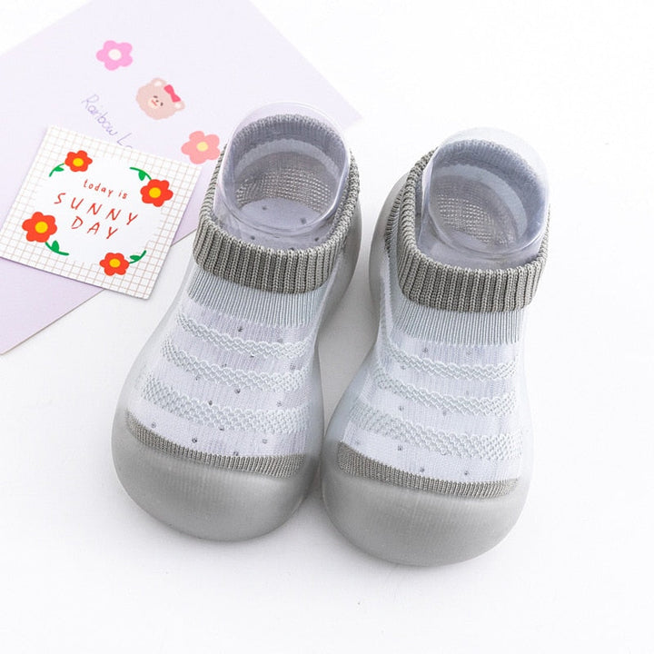 Set med neutrala mesh babyskor, halkfria och lätta för spädbarn