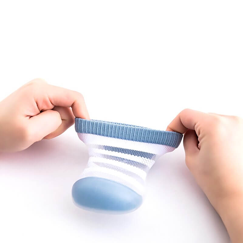 Par av mjuka slip-on mesh babyskor med flexibel sula för att lära sig gå