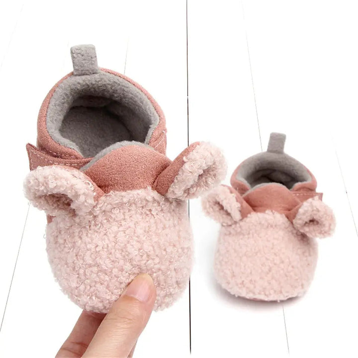 Babyskor lammdesign sedda från sidan, visar den söta lammansiktsdetaljen