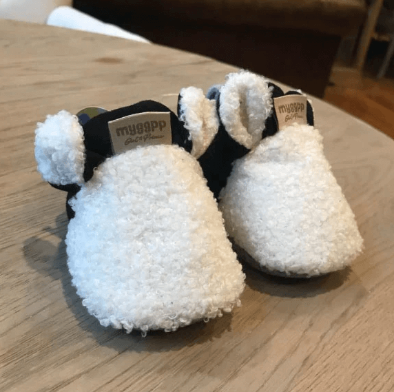 Halkfria babyskor lammdesign, perfekta för aktiva bebisar och första stegen