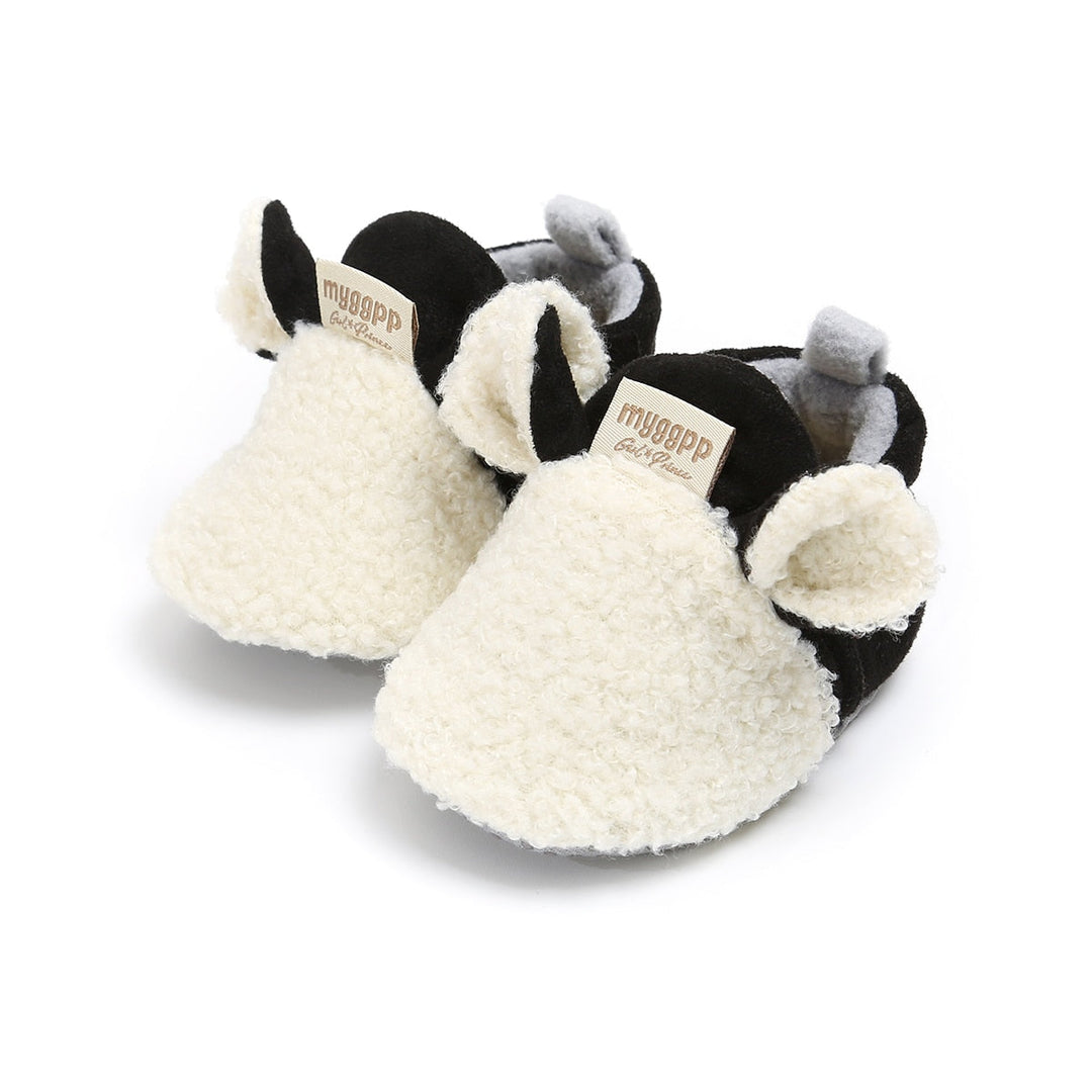 Babyskor lammdesign på foten av en bebis, mjuka och bekväma för spädbarn