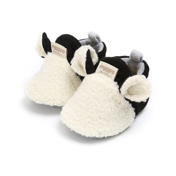Babyskor lammdesign på foten av en bebis, mjuka och bekväma för spädbarn