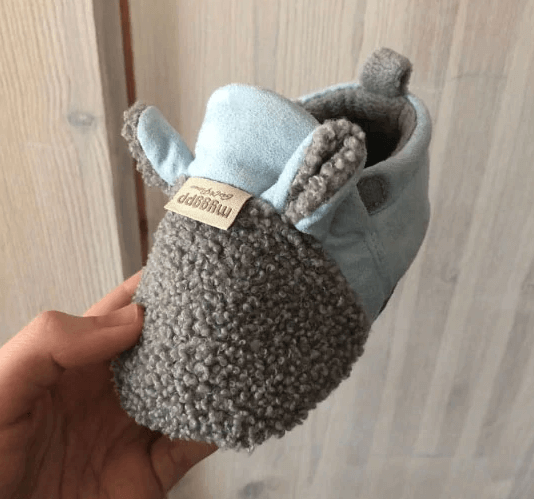 Färgglad bild av babyskor lammdesign, söta och funktionella för bebisens fötter