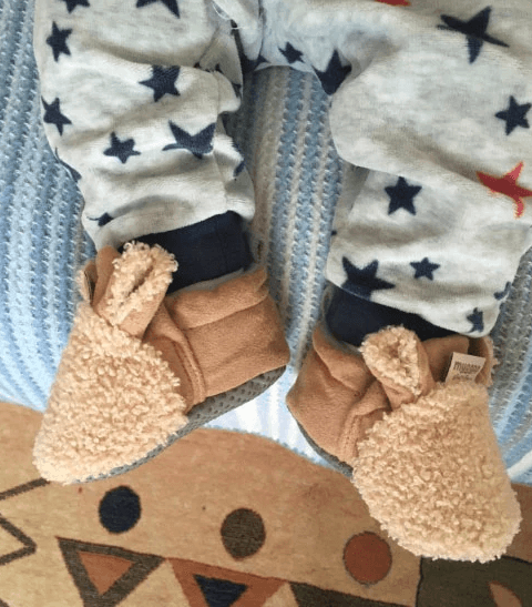 Detalj av mjuk sula på babyskor lammdesign, halkfria och flexibla