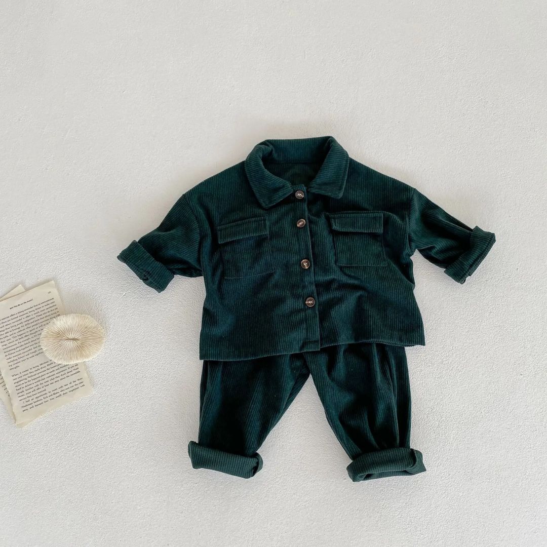 Barn Corduroy Set, fotograferad utomhus, betonar dess andningsbara kvalitet för aktiv lek