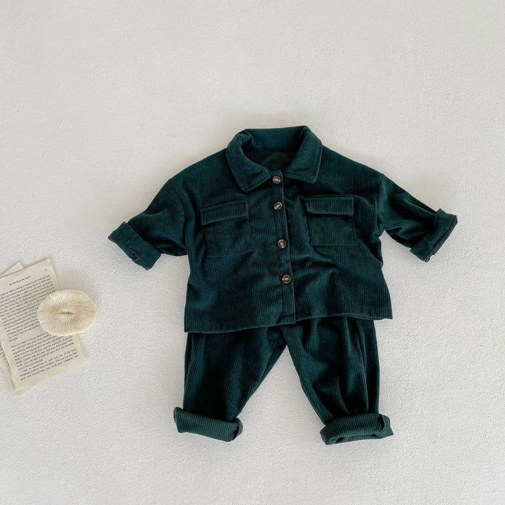 Barn Corduroy Set, fotograferad utomhus, betonar dess andningsbara kvalitet för aktiv lek