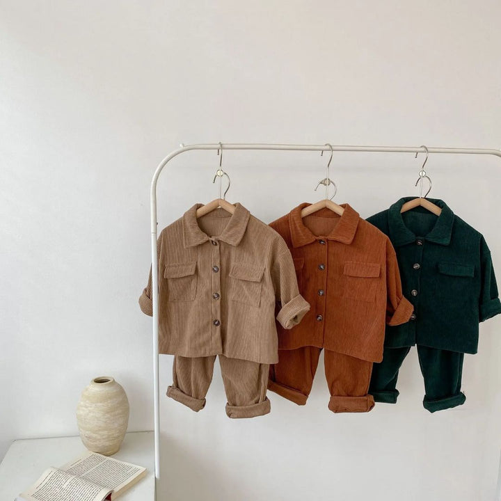 Närbild av barn Corduroy Setens mjukt ribbade tyg, visar bekväm textur för barnkläder