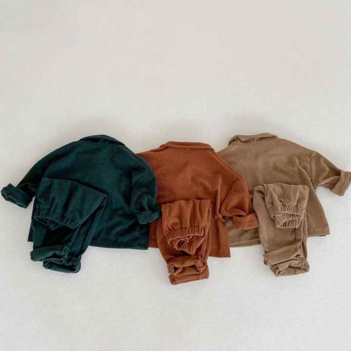 Detalj av Barn Corduroy Setens knappar, praktisk design för lekkläder