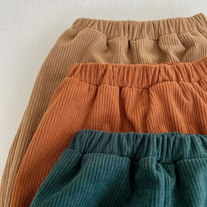 Barn Corduroy Set i elegant beige färg, perfekt för höst- och vårmode