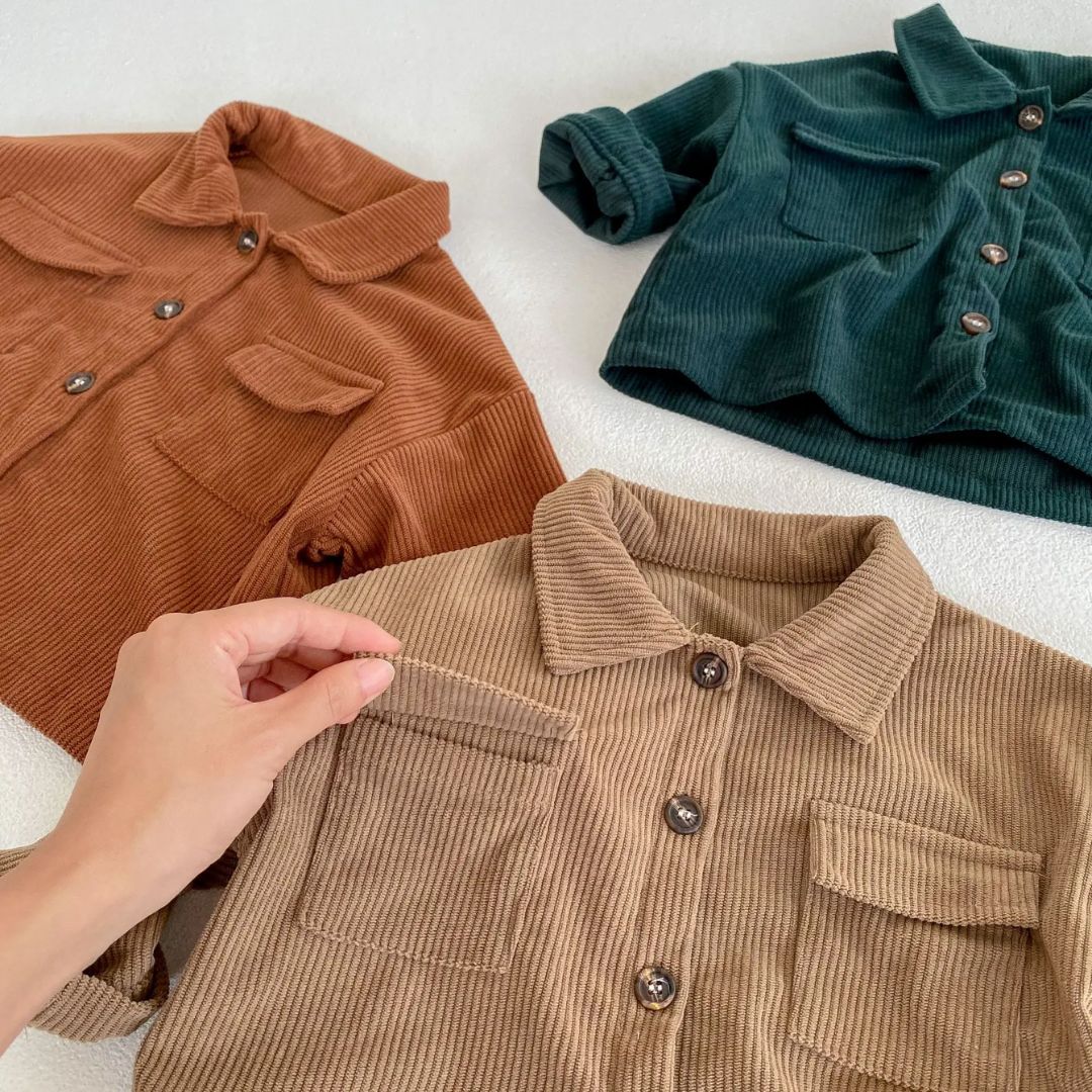 Barn Corduroy Set på en hängare, visar hela designen av den mjuka overallen