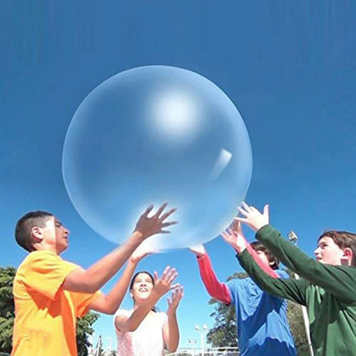 Detaljbild på barnhand som håller en uppblåsbar bubbelboll, utvecklande och rolig sommarlek