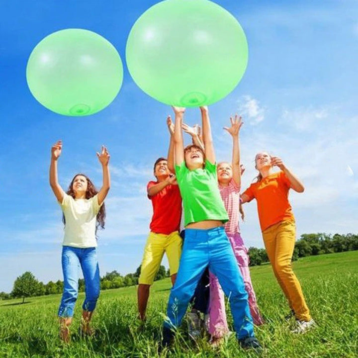 Gul-blå bubbelboll, uppblåsbar barnleksak för lek och fest, med ett leende barn i bakgrunden