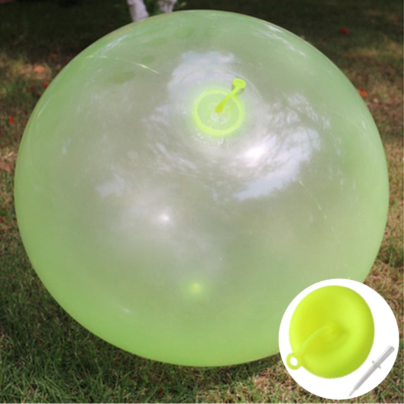 Färgglad bubbelboll utomhus, leksak för barn och utvecklande lek i trädgården, sommar