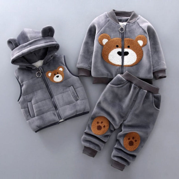 Detaljbild av mysigt 3-delat babykläder set med hoodie, byxor och tröja för bekväma stunder.