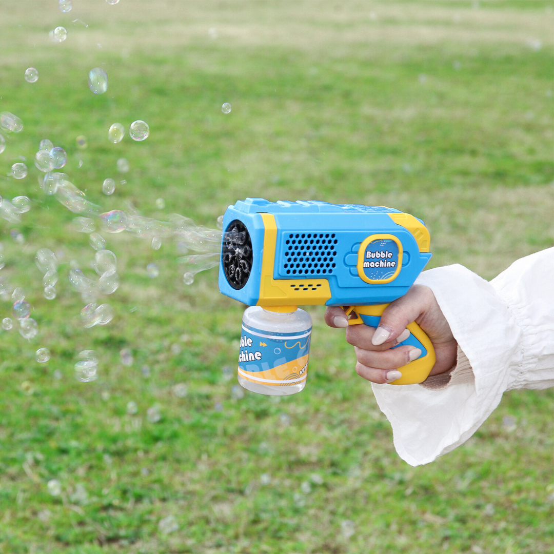 Glad liten pojke håller i bubbelmaskinen, tydligt exalterad över de oändliga bubblorna, enkel leksak.