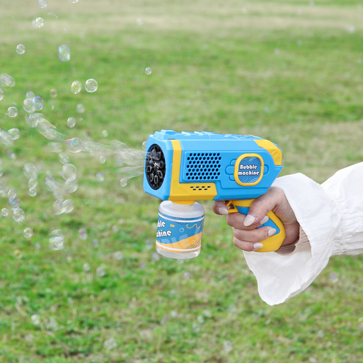 Glad liten pojke håller i bubbelmaskinen, tydligt exalterad över de oändliga bubblorna, enkel leksak.