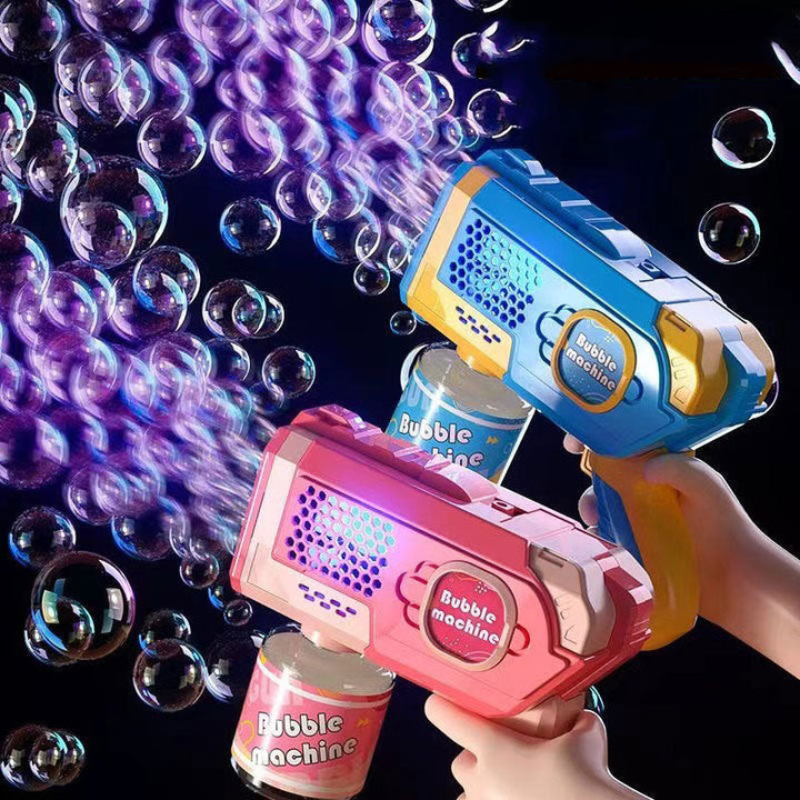 Liten flicka sträcker sig mot glittrande bubblor, skapade av en lättanvänd bubbelmaskin för barn.