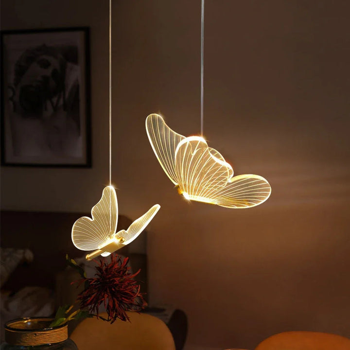 Fantasifull vägglampa i form av en fjäril, med LED-ljus. Idealisk barnrumsbelysning och dekoration.