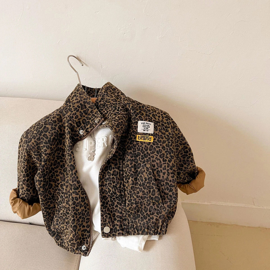 Leopardmönstrad barnjacka i robust denim, ett populärt ytterplagg för barn.