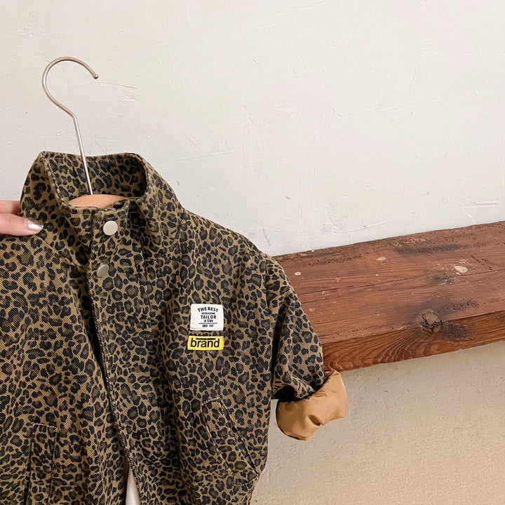 Flickjacka i denim med lekfullt leopardmönster, ett snyggt och praktiskt ytterplagg.