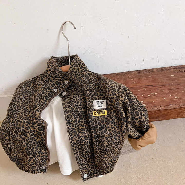 Högkvalitativ denimjacka för barn med modernt leopardmönster, ett mångsidigt plagg.