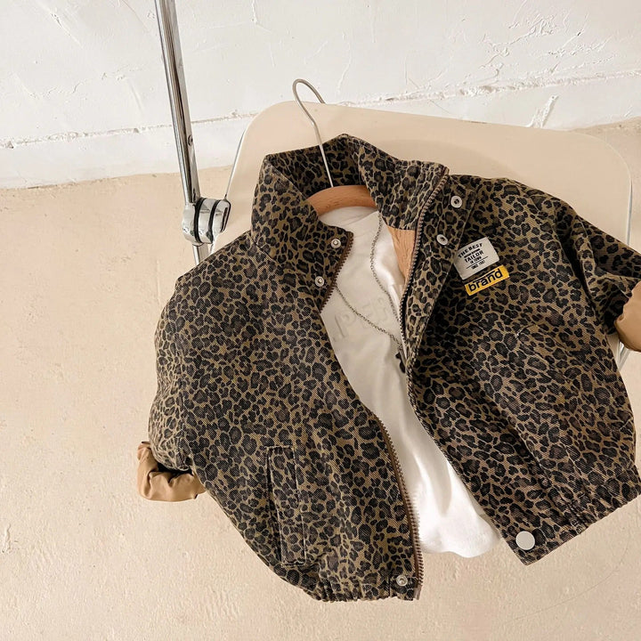 Stilfull leopardmönstrad denimjacka för flickor, bekväm och trendig för alla säsonger.