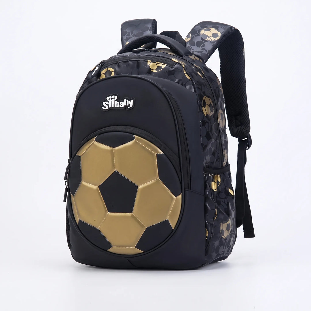 Ergonomisk skolryggsäck med fotbollstema. Bekväm för barn att bära med justerbara remmar.