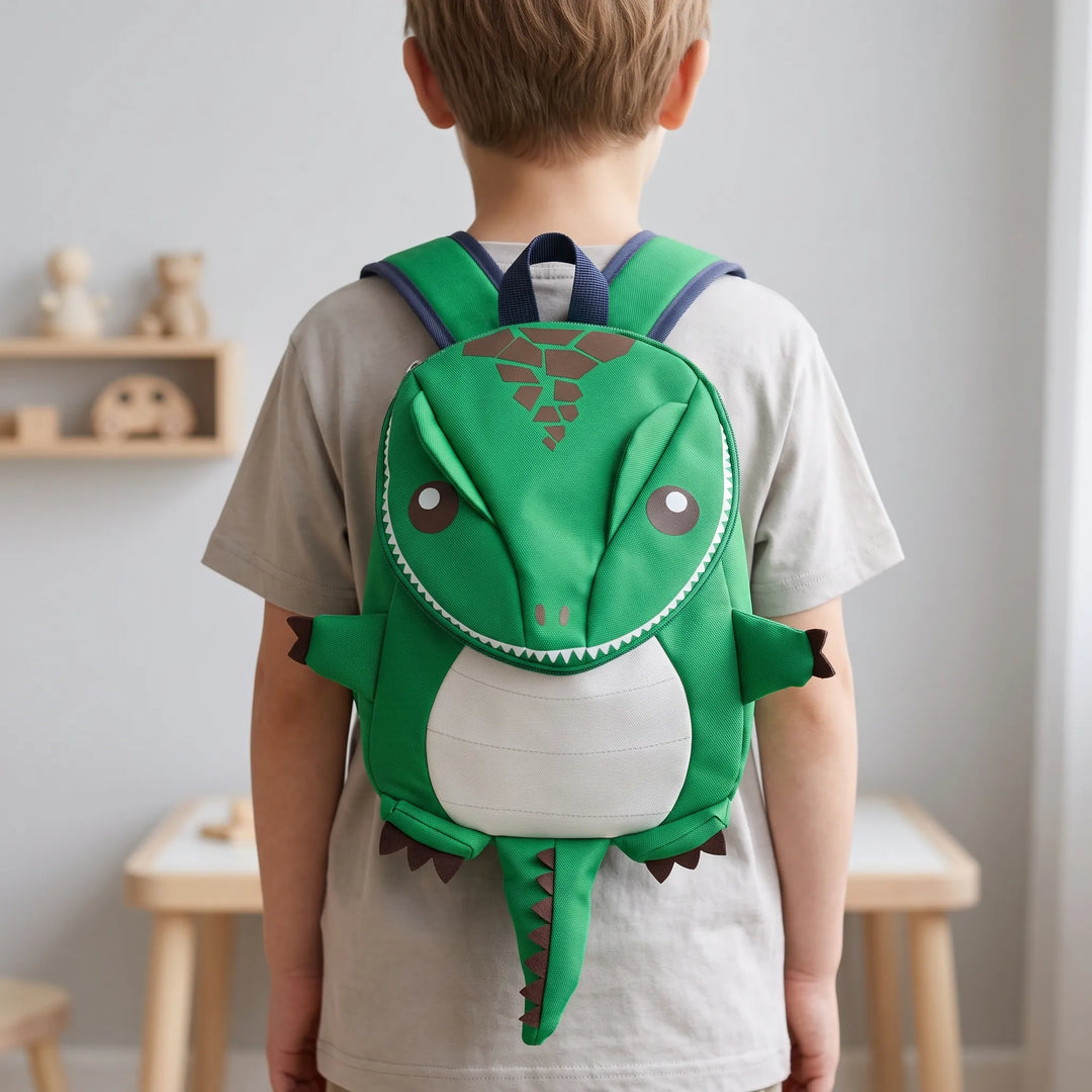 Barnryggsäck med lekfull 3D-dinosaurie, perfekt för förskola och små äventyr.