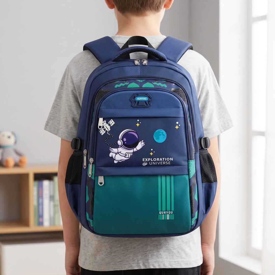 Barnryggsäck med rymdtema och astronaut, perfekt för skolan. Hållbar skolväska med flera fack för organisation.