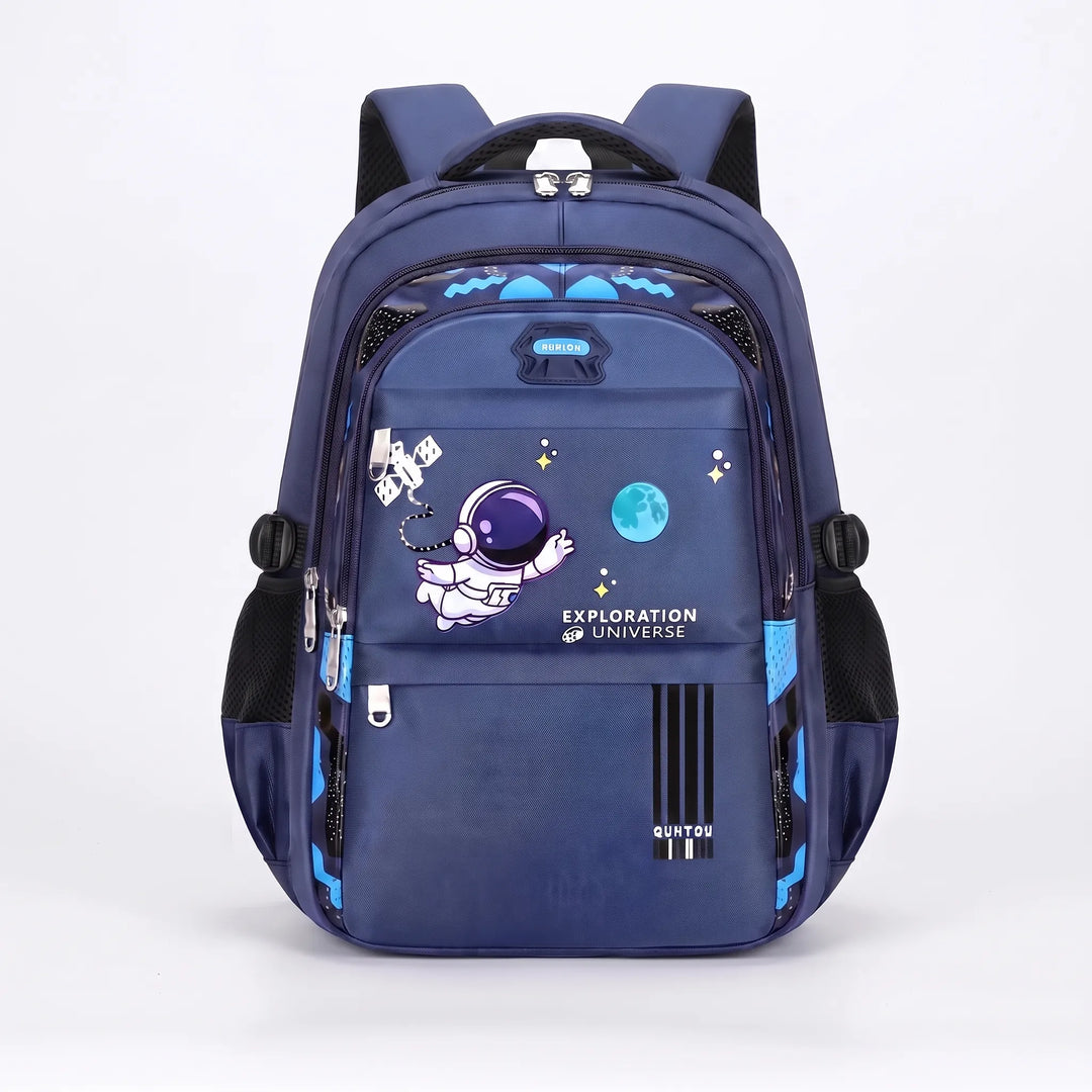 Närbild på den hållbara barnryggsäcken, designad för dagligt bruk i skolan och lek. Slitstark skolväska.