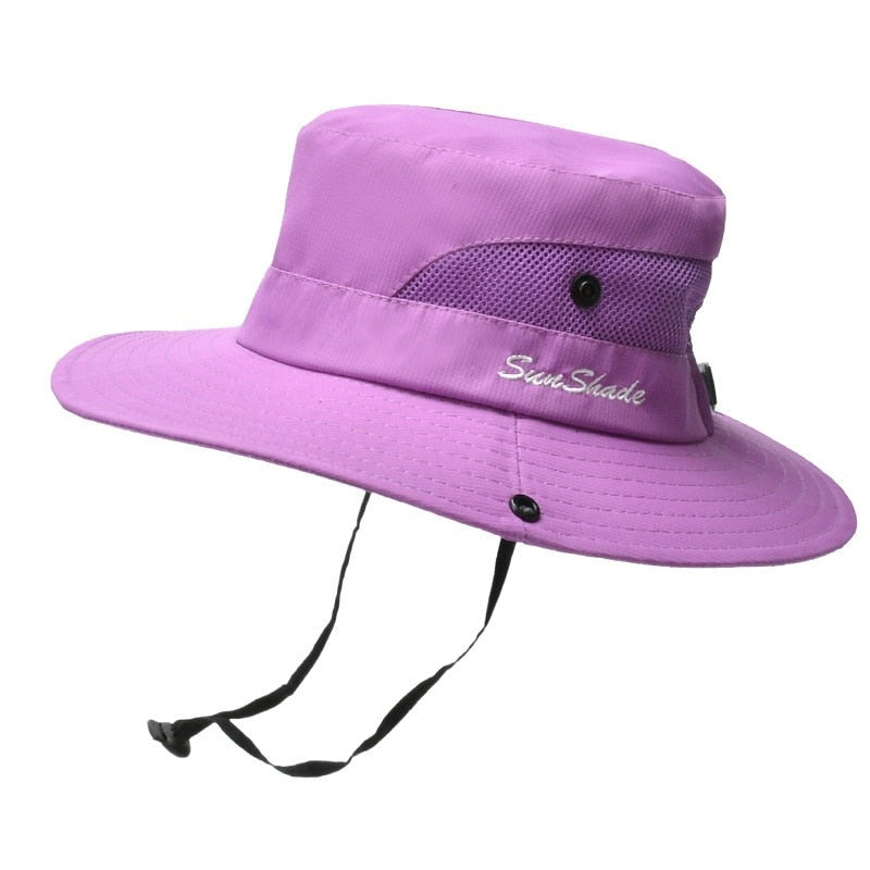 Barns solhatt med brett brätte och UV-skydd, justerbar rem för varma sommardagar.