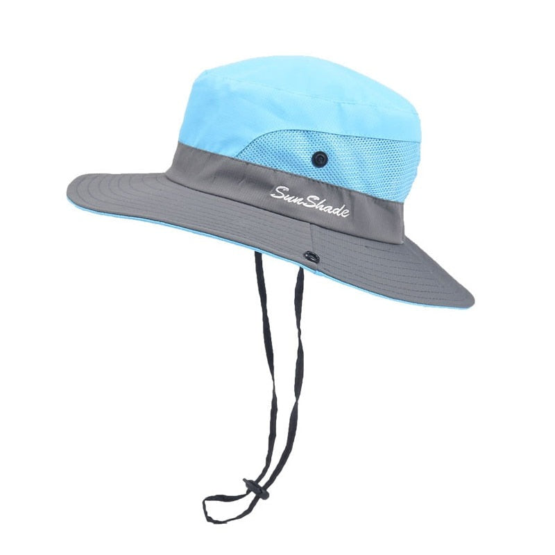 Färgglad barnhatt med UV-skydd och ventilationshål, justerbar, för sommaräventyr.