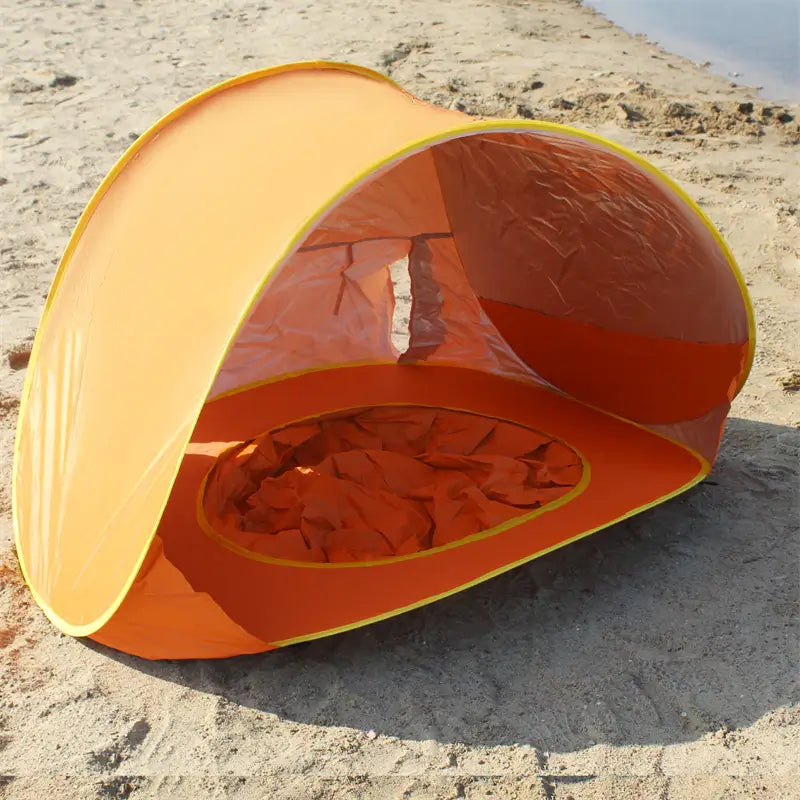 Detaljbild av barnbassängen inuti strandtältet, 'bassäng' och 'utomhuslek', med 'solskydd' funktion.