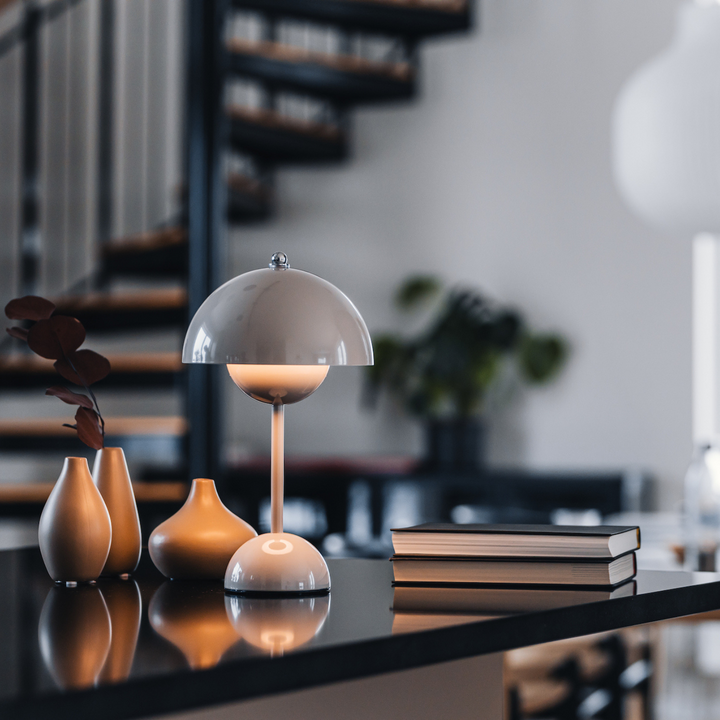 "Batteridriven svamplampa i dansk design med mjukt LED-sken, tillgänglig i flera färger, passar som inredningsdetalj."